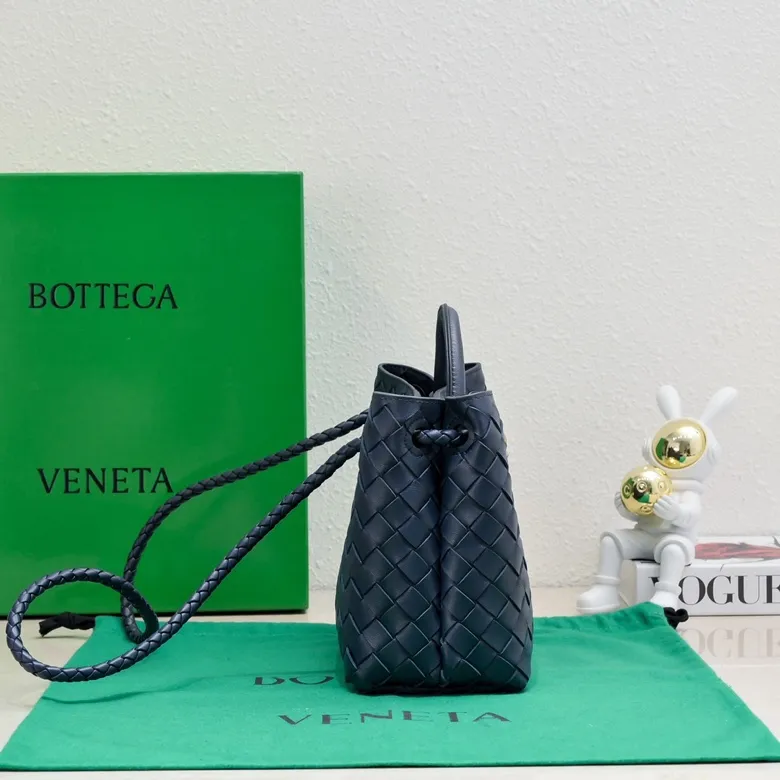 Batch 1860 B's 2023 spring and summer new model continues the brand's woven style with detailed metal knot switch buckles. This time, the shoulder straps are also made into tube weaves, showing different craftsmanship. The carrying method is versatile to create more different looks. Intrecciato woven leather small handbag, equipped with sliding crossbody strap. Internal compartments, including 1 zipper pocket and 2 open pockets with magnetic buckle closure. Size: 25*20*10cm, model: 7463#